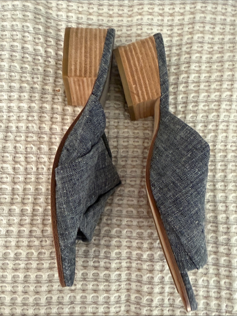 Eileen Fisher Heathered Gray Crisscross Open-Toe Mules in size 7.5 - Picture 3 of 5